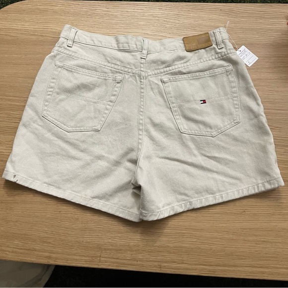 Tommy Hilfiger women’s khaki shorts - Picture 5 of 7